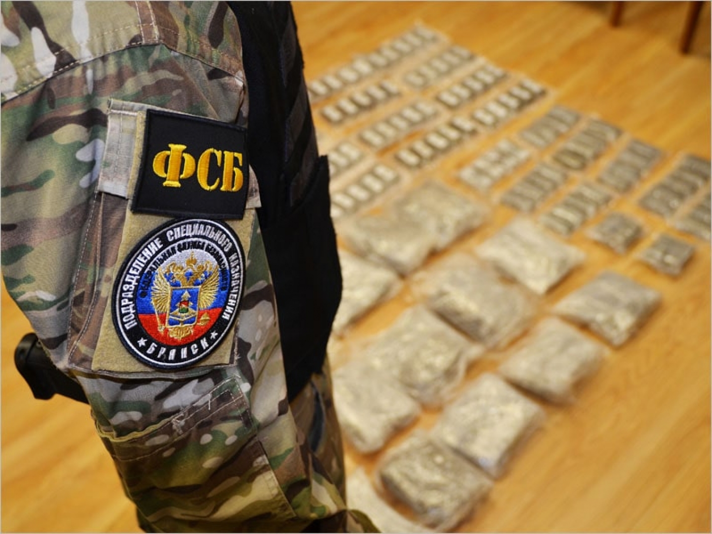 Полиция и ФСБ пресекли канал поставки наркотиков в столице